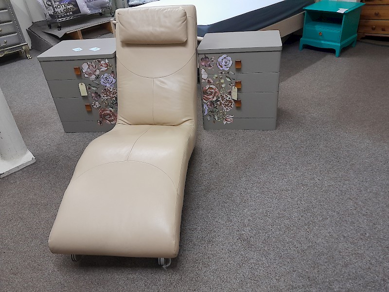 Lounger leather chair